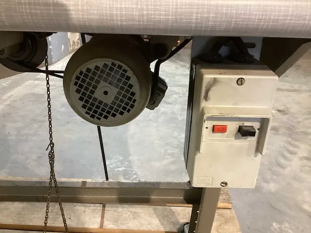 Brother lh4-b814 knoopgatmachine - afbeelding 9 van  10