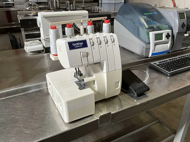 Brother lock 929d naaimachine - afbeelding 1 van  3
