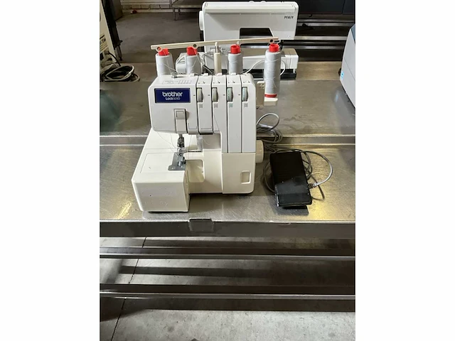 Brother lock 929d naaimachine - afbeelding 2 van  3