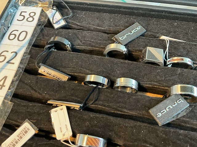 Bruce diverse sieraden (130x) - afbeelding 8 van  23
