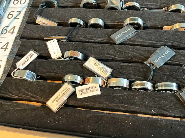Bruce diverse sieraden (130x) - afbeelding 11 van  23