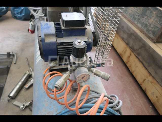 Bruine compressor - afbeelding 1 van  14