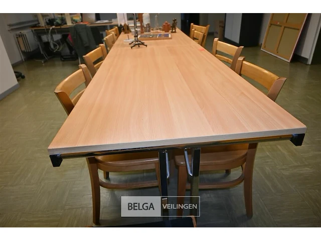 Bruine stoelen zonder tafel - afbeelding 2 van  7
