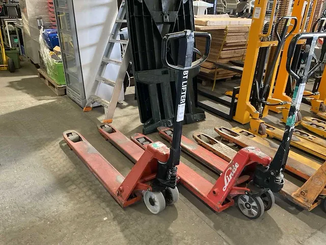 Bt lifter l23/12 hand hydraulische palletwagen - afbeelding 1 van  2