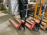 Bt lifter l23/12 hand hydraulische palletwagen - afbeelding 1 van  2