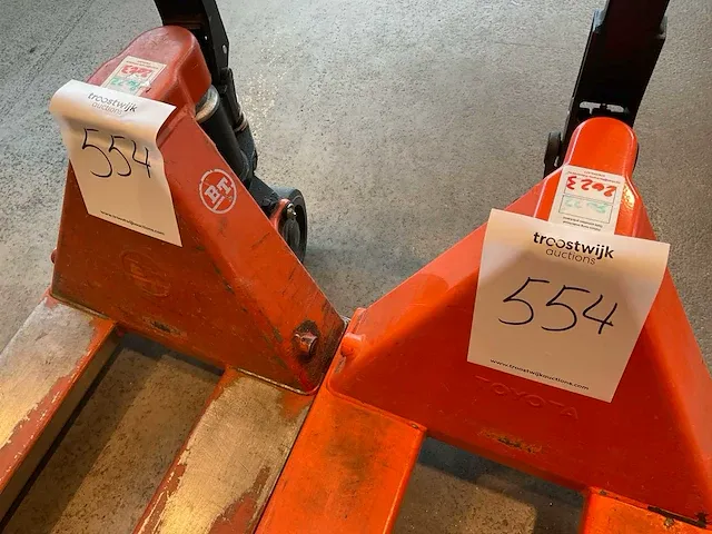 Bt/toyota hand hydraulische palletwagen (2x) - afbeelding 4 van  6