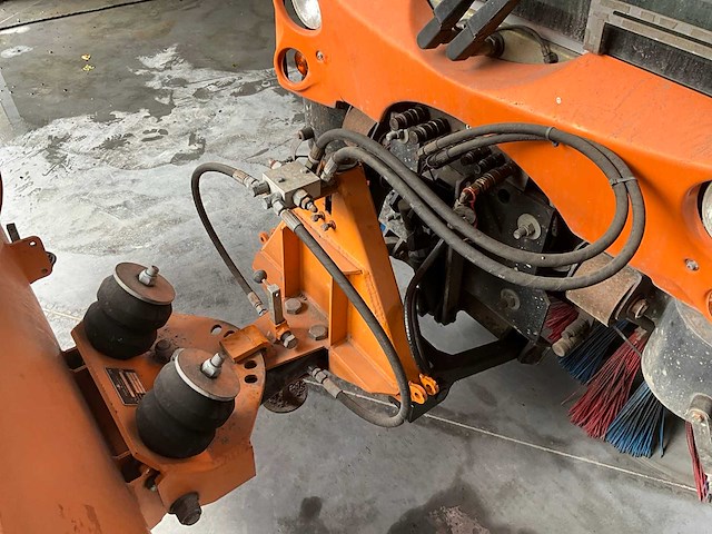 Bucher citycat 2020 veegmachine - zugg sneeuwploeg - afbeelding 2 van  43