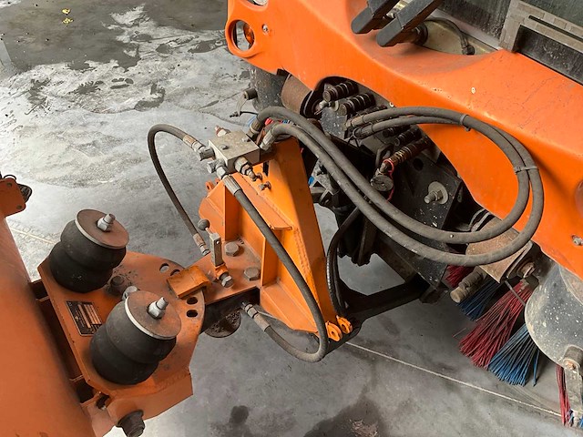 Bucher citycat 2020 veegmachine - zugg sneeuwploeg - afbeelding 3 van  43