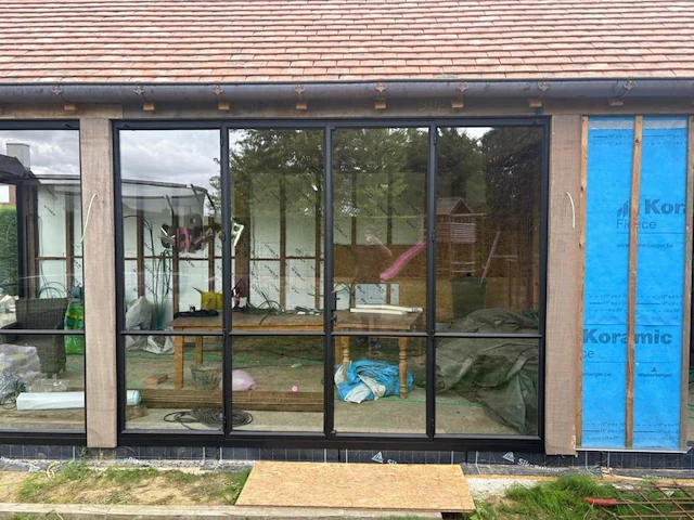 Buitenschrijnwerk : dubbele deur met 2 vaste zijlichten dubbel glas - afbeelding 1 van  4