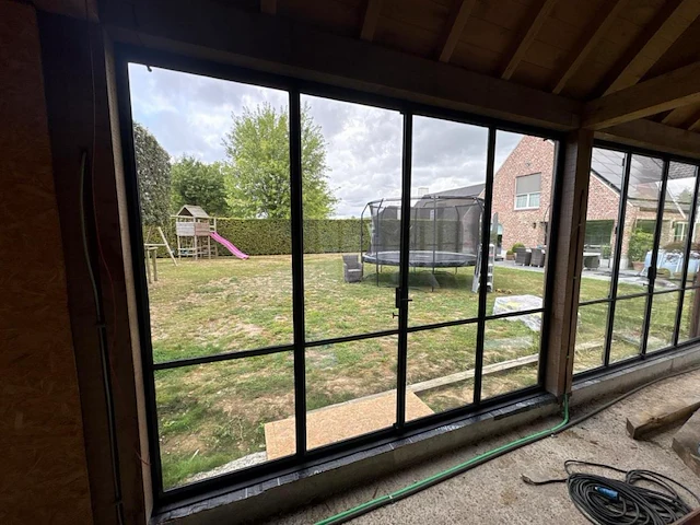 Buitenschrijnwerk : dubbele deur met 2 vaste zijlichten dubbel glas - afbeelding 2 van  4