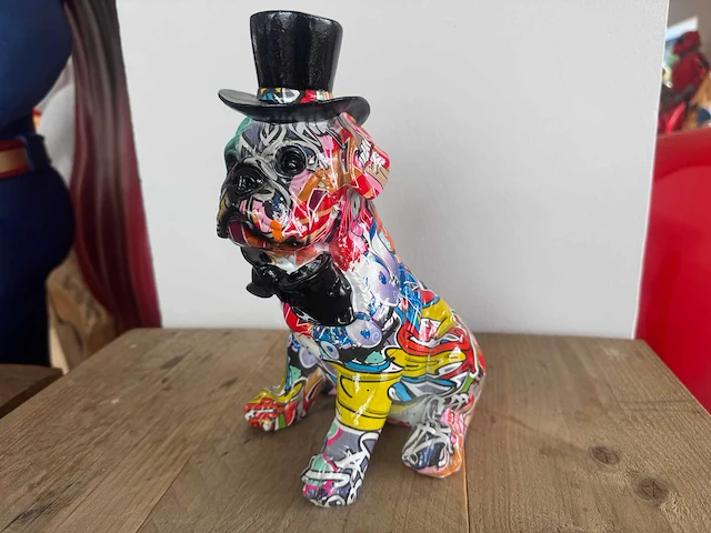 Bulldog met hoed en strik graffiti h27cm - afbeelding 1 van  2