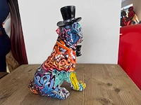 Bulldog met hoed en strik graffiti h27cm - afbeelding 2 van  2