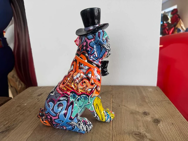 Bulldog met hoed en strik graffiti h27cm - afbeelding 2 van  2