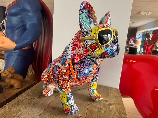 Bulldog zit bril graffiti h45cm - afbeelding 2 van  3