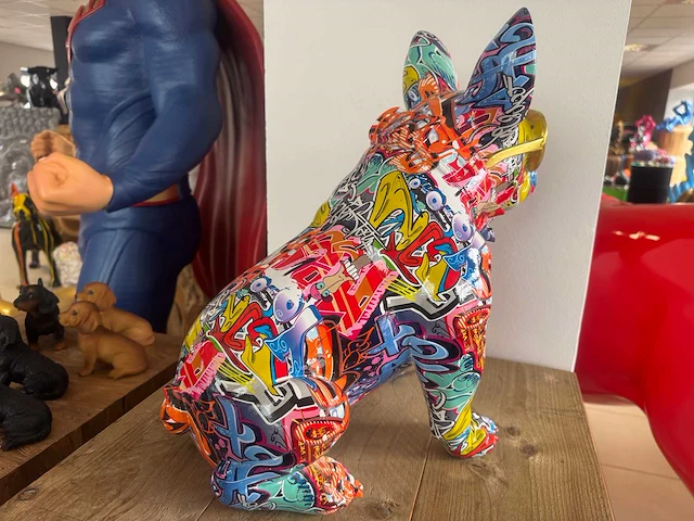 Bulldog zit bril graffiti h45cm - afbeelding 3 van  3
