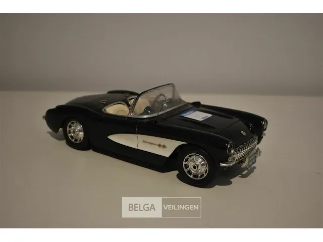 Burago schaalm. chevrolet corvette 1957 1/18 - afbeelding 1 van  3