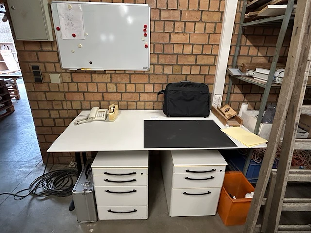 Bureau + 2 kastjes - afbeelding 1 van  8