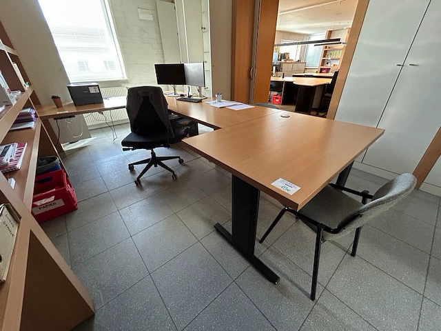 Bureau + bureaustoel - afbeelding 1 van  8