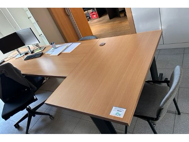 Bureau + bureaustoel - afbeelding 2 van  8