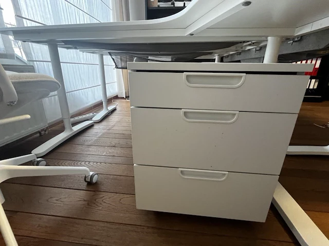 Bureau eiland incl 3 werkplekken + 2 stoelen & akoestische schermen - afbeelding 10 van  13