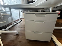 Bureau eiland incl 3 werkplekken + 2 stoelen & akoestische schermen - afbeelding 10 van  13