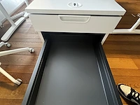 Bureau eiland incl 3 werkplekken + 2 stoelen & akoestische schermen - afbeelding 12 van  13