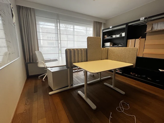 Bureau eiland incl 3 werkplekken + 2 stoelen & akoestische schermen - afbeelding 1 van  13