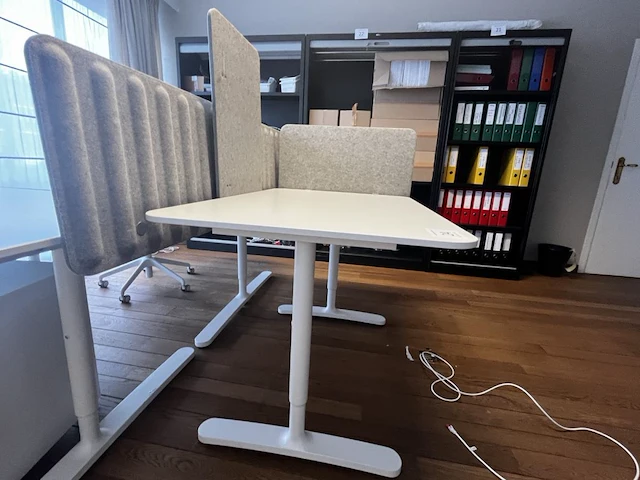 Bureau eiland incl 3 werkplekken + 2 stoelen & akoestische schermen - afbeelding 2 van  13