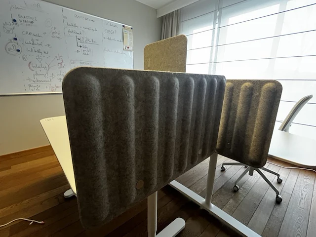 Bureau eiland incl 3 werkplekken + 2 stoelen & akoestische schermen - afbeelding 3 van  13