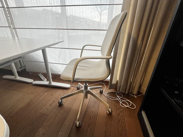Bureau eiland incl 3 werkplekken + 2 stoelen & akoestische schermen - afbeelding 6 van  13