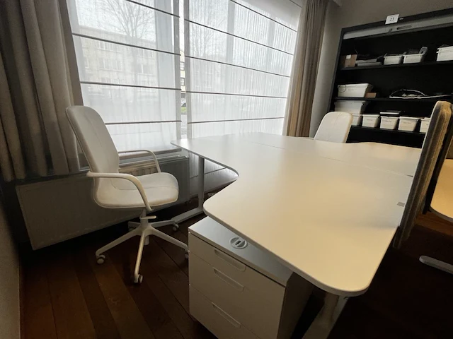 Bureau eiland incl 3 werkplekken + 2 stoelen & akoestische schermen - afbeelding 7 van  13