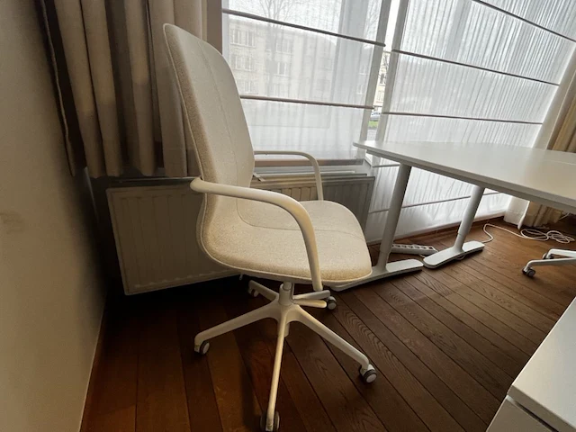 Bureau eiland incl 3 werkplekken + 2 stoelen & akoestische schermen - afbeelding 9 van  13