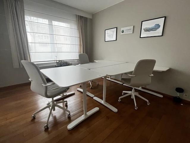 Bureau eiland incl 3 werkplekken + 3 verrijdbare typiste stoelen - afbeelding 1 van  9