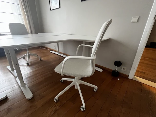 Bureau eiland incl 3 werkplekken + 3 verrijdbare typiste stoelen - afbeelding 4 van  9