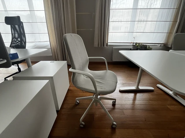 Bureau eiland incl 3 werkplekken + 3 verrijdbare typiste stoelen - afbeelding 5 van  9