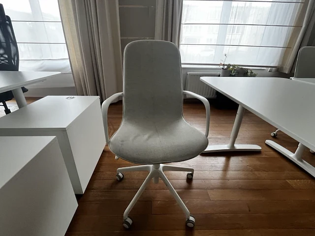 Bureau eiland incl 3 werkplekken + 3 verrijdbare typiste stoelen - afbeelding 6 van  9