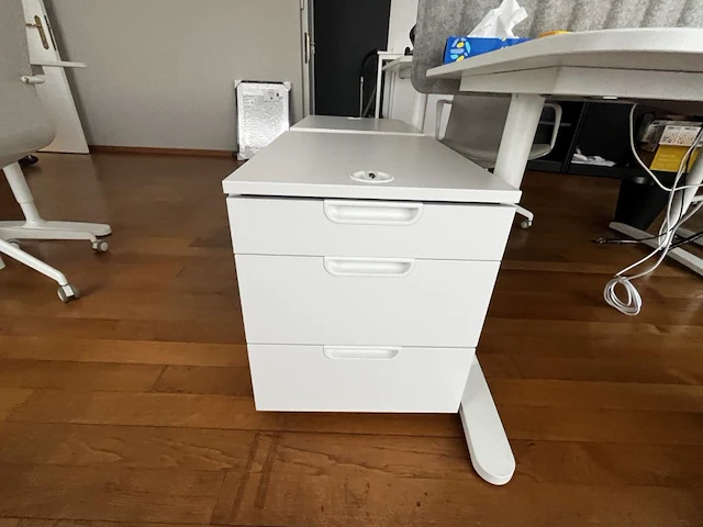Bureau eiland incl 4 werkplekken + 4 verrijdbare typiste stoelen + 4 ladenblokken & akoestische schermen - afbeelding 10 van  22
