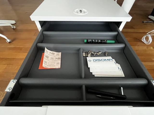 Bureau eiland incl 4 werkplekken + 4 verrijdbare typiste stoelen + 4 ladenblokken & akoestische schermen - afbeelding 11 van  22