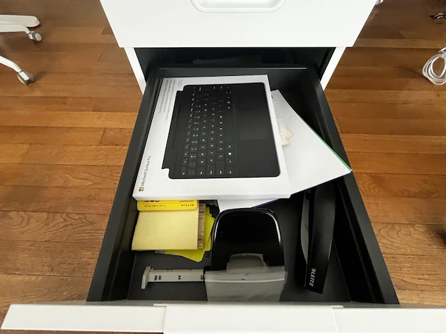 Bureau eiland incl 4 werkplekken + 4 verrijdbare typiste stoelen + 4 ladenblokken & akoestische schermen - afbeelding 12 van  22