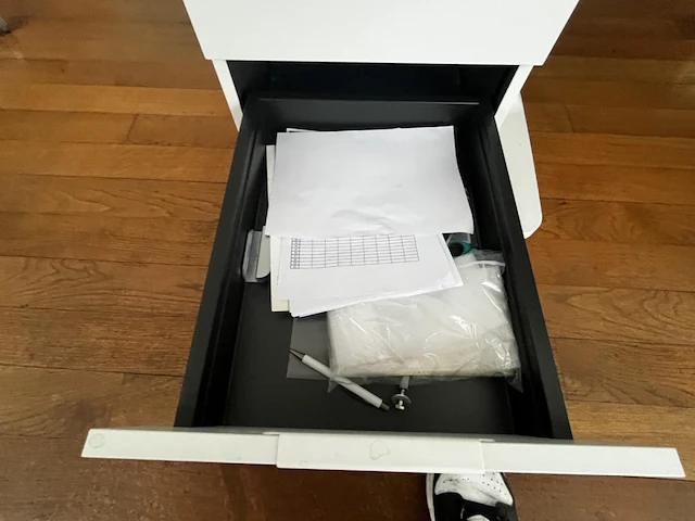 Bureau eiland incl 4 werkplekken + 4 verrijdbare typiste stoelen + 4 ladenblokken & akoestische schermen - afbeelding 13 van  22