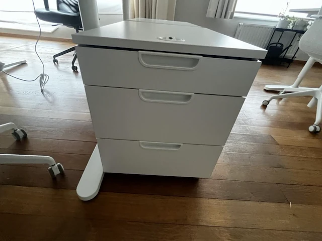 Bureau eiland incl 4 werkplekken + 4 verrijdbare typiste stoelen + 4 ladenblokken & akoestische schermen - afbeelding 14 van  22