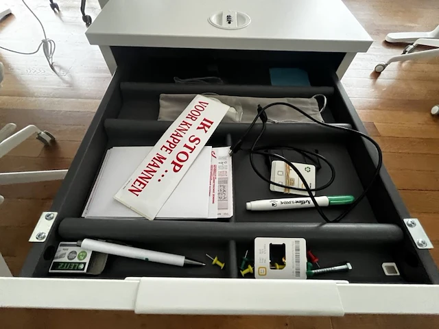 Bureau eiland incl 4 werkplekken + 4 verrijdbare typiste stoelen + 4 ladenblokken & akoestische schermen - afbeelding 15 van  22