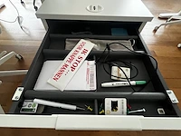 Bureau eiland incl 4 werkplekken + 4 verrijdbare typiste stoelen + 4 ladenblokken & akoestische schermen - afbeelding 15 van  22
