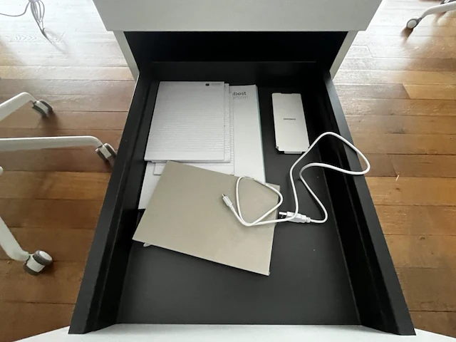 Bureau eiland incl 4 werkplekken + 4 verrijdbare typiste stoelen + 4 ladenblokken & akoestische schermen - afbeelding 16 van  22