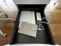 Bureau eiland incl 4 werkplekken + 4 verrijdbare typiste stoelen + 4 ladenblokken & akoestische schermen - afbeelding 16 van  22