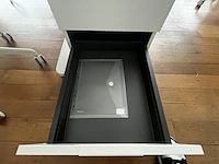Bureau eiland incl 4 werkplekken + 4 verrijdbare typiste stoelen + 4 ladenblokken & akoestische schermen - afbeelding 17 van  22