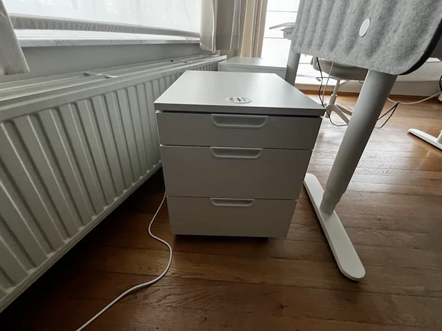 Bureau eiland incl 4 werkplekken + 4 verrijdbare typiste stoelen + 4 ladenblokken & akoestische schermen - afbeelding 18 van  22
