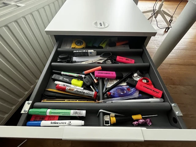 Bureau eiland incl 4 werkplekken + 4 verrijdbare typiste stoelen + 4 ladenblokken & akoestische schermen - afbeelding 19 van  22
