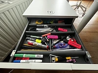 Bureau eiland incl 4 werkplekken + 4 verrijdbare typiste stoelen + 4 ladenblokken & akoestische schermen - afbeelding 19 van  22
