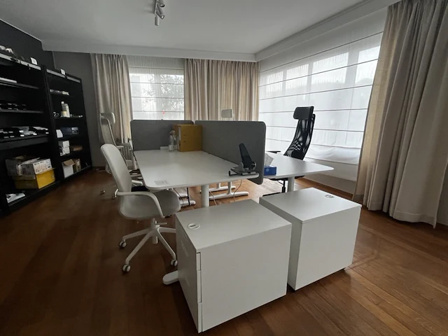 Bureau eiland incl 4 werkplekken + 4 verrijdbare typiste stoelen + 4 ladenblokken & akoestische schermen - afbeelding 1 van  22